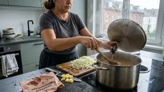 Schnelle Kohlsuppe mit geräucherten Hähnchenflügeln: in 25 Minuten fertig
