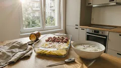 Kartoffel-Zwiebel-Schichtauflauf vom Blech: saftig mit Mayo-Marinade und knuspriger Käsekruste