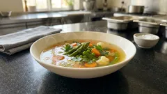 Klare Hühnerbrühe mit Frühlingsgemüse – so bleibt sie aromatisch und richtig klar