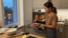 Saftiger Quarkauflauf mit Kirschen und Zitrone: Rezept mit Grieß-Trick