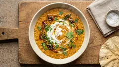 Masoor Dal in 20 Minuten: cremige rote Linsen mit Ingwer und Tadka