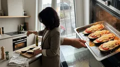 Auberginen-Bootchen aus dem Ofen: schnelles vegetarisches Feierabendessen