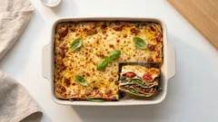 Cremige Pilz-Lasagne mit Béchamel – mit Zuckerschoten und frischen Tomaten aus dem Ofen