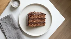 Schokoladencremetorte mit Ganache – samtige Creme, lockerer Kakao-Dinkelboden